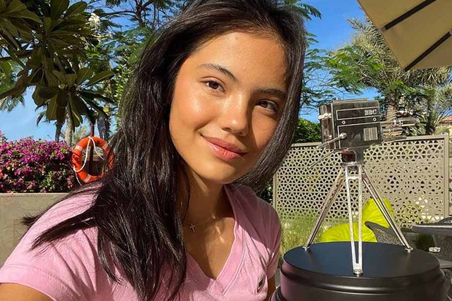 Emma Raducanu with her 2021 BBC Sports Personality of the Year award